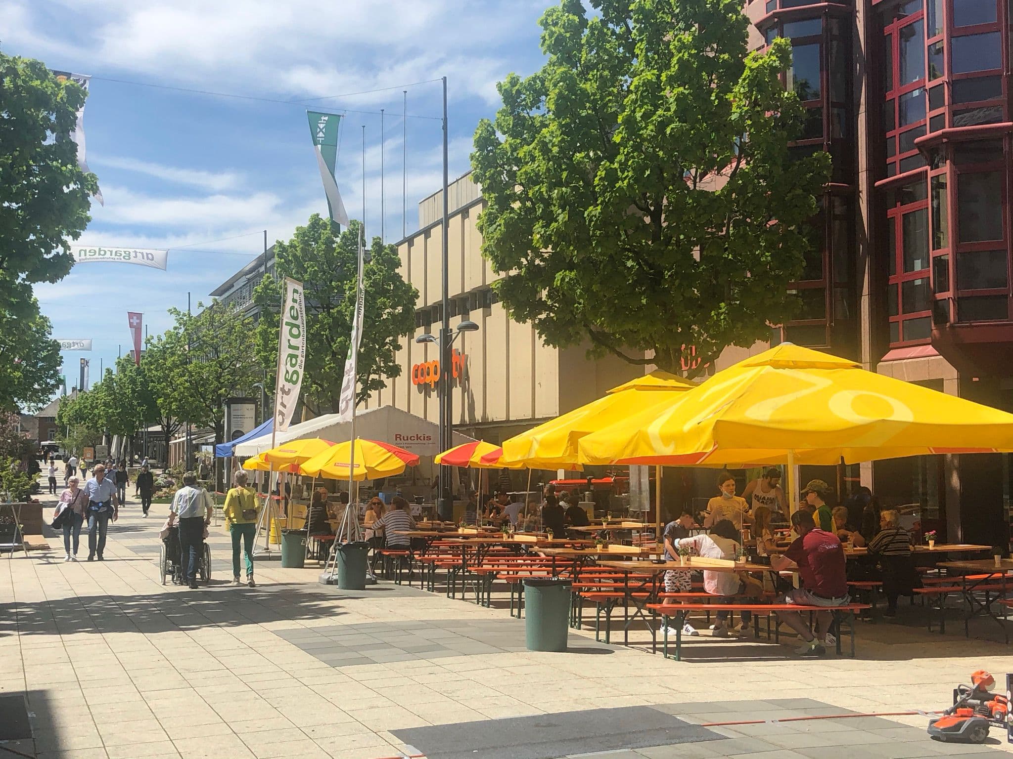 Strassenfest mit gelben Sonnenschirmen in Wil