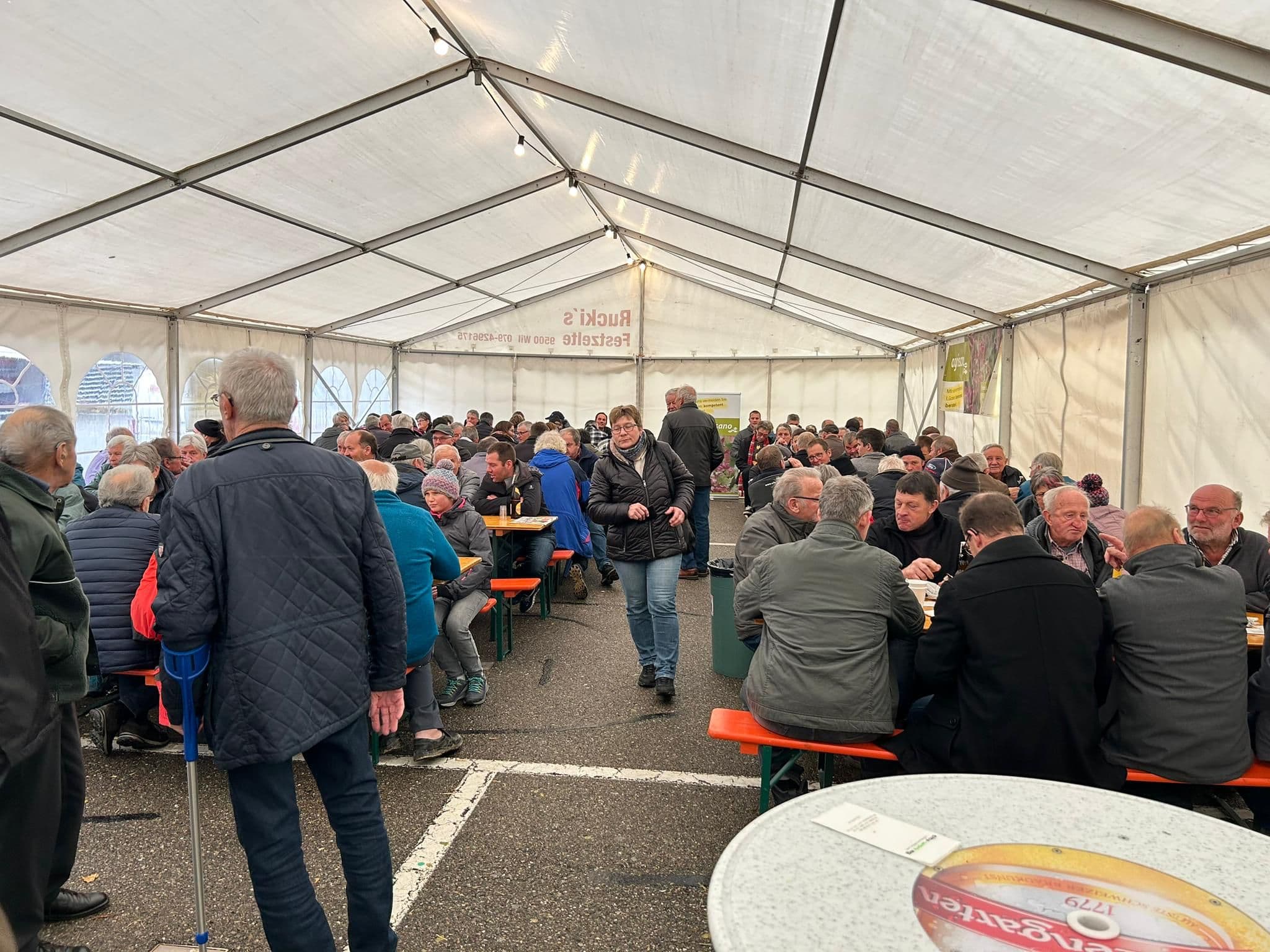 Volles Festzelt an einem Anlass vom Restaurant Tiger Wil