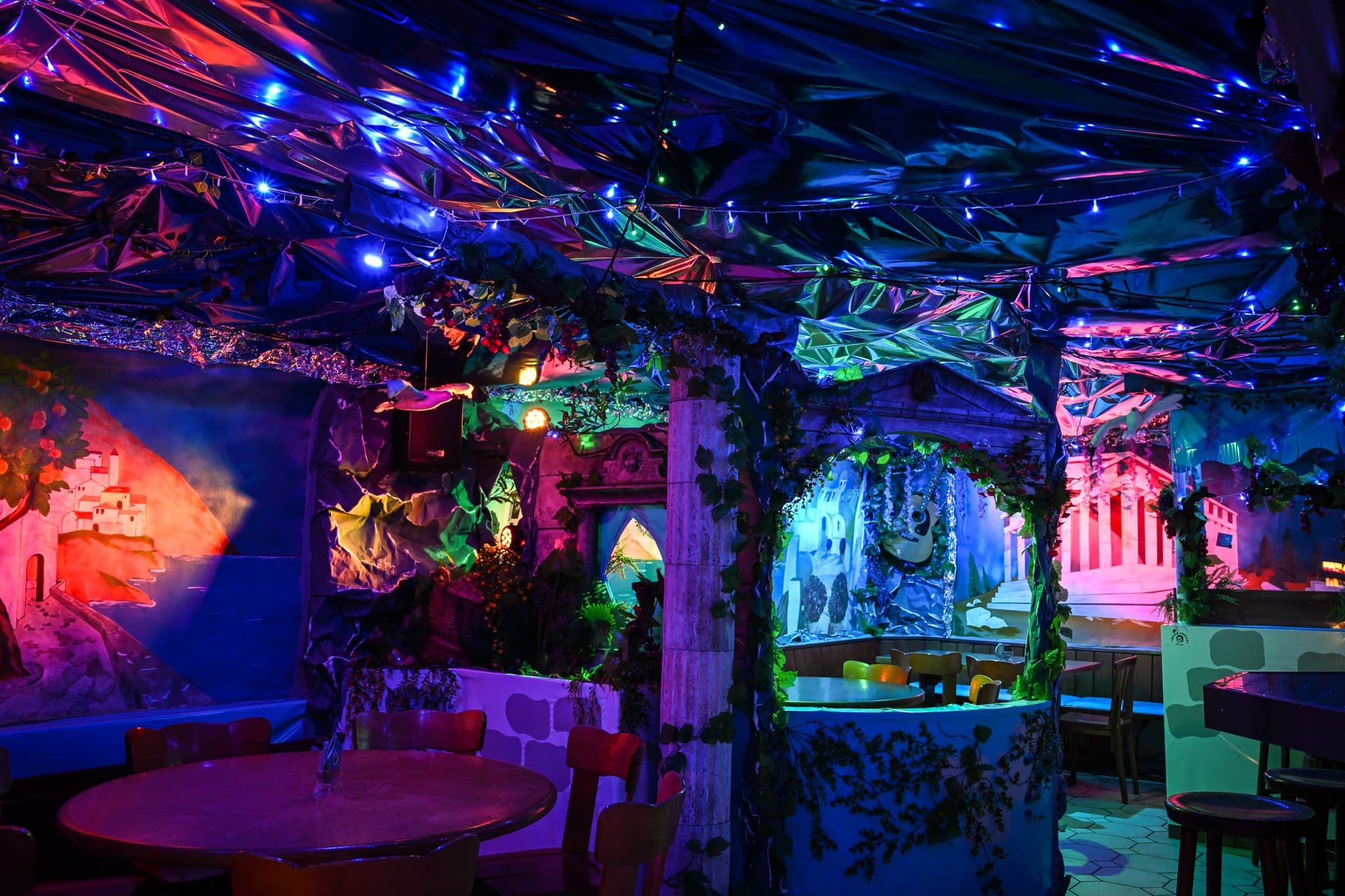 Fantasievoll dekorierter Barraum an der Tiger-Fasnacht