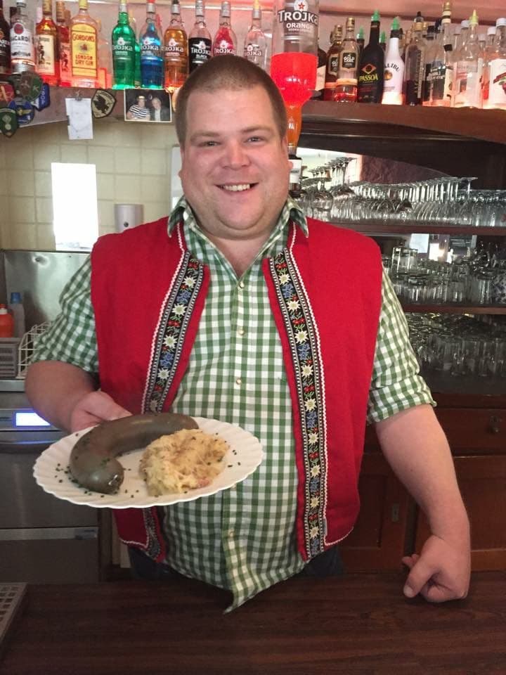 Marc präsentiert Blutwurst und Sauerkraut an der Tiger-Metzgete