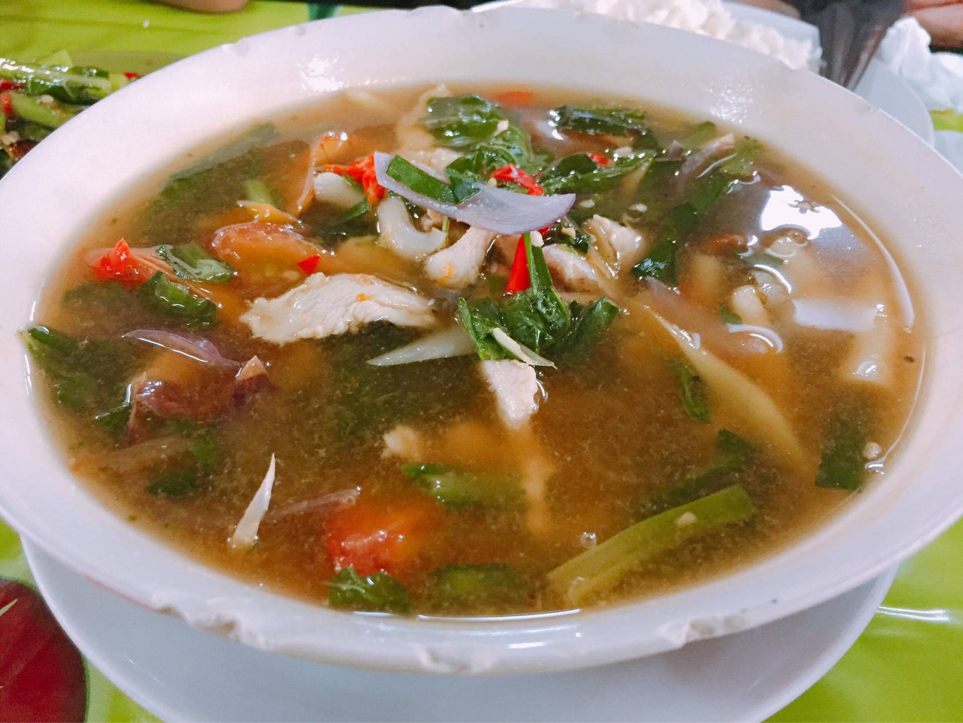 Frische Suppe mit Poulet und Gemüse