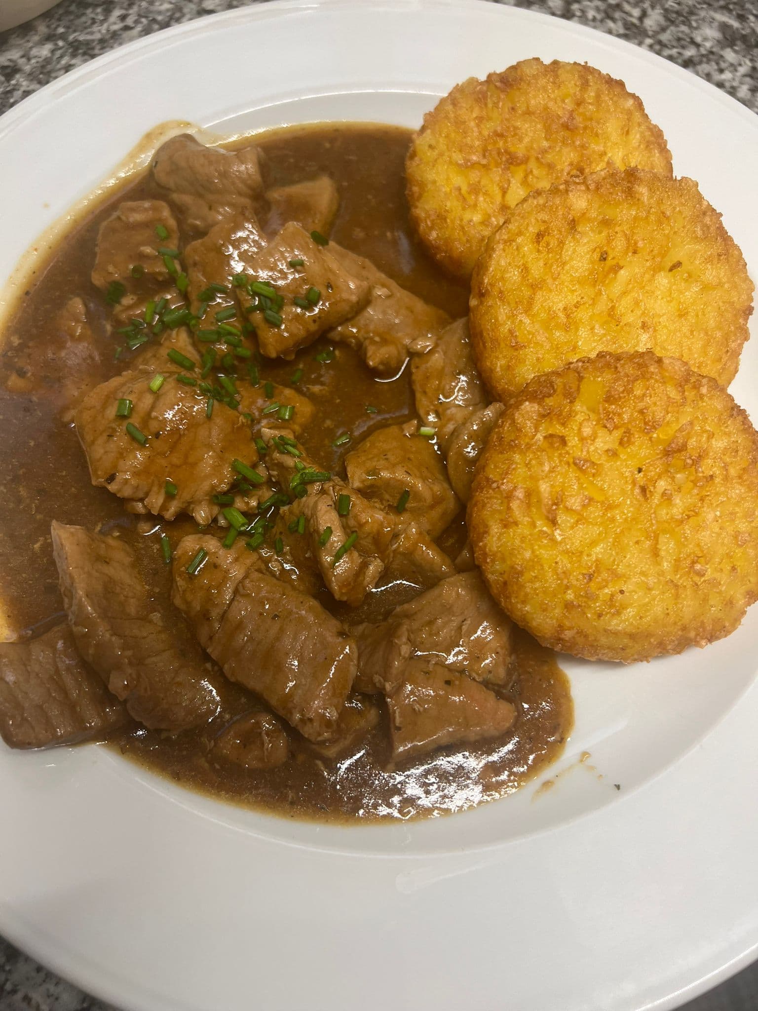 Geschmortes Fleisch mit Rösti