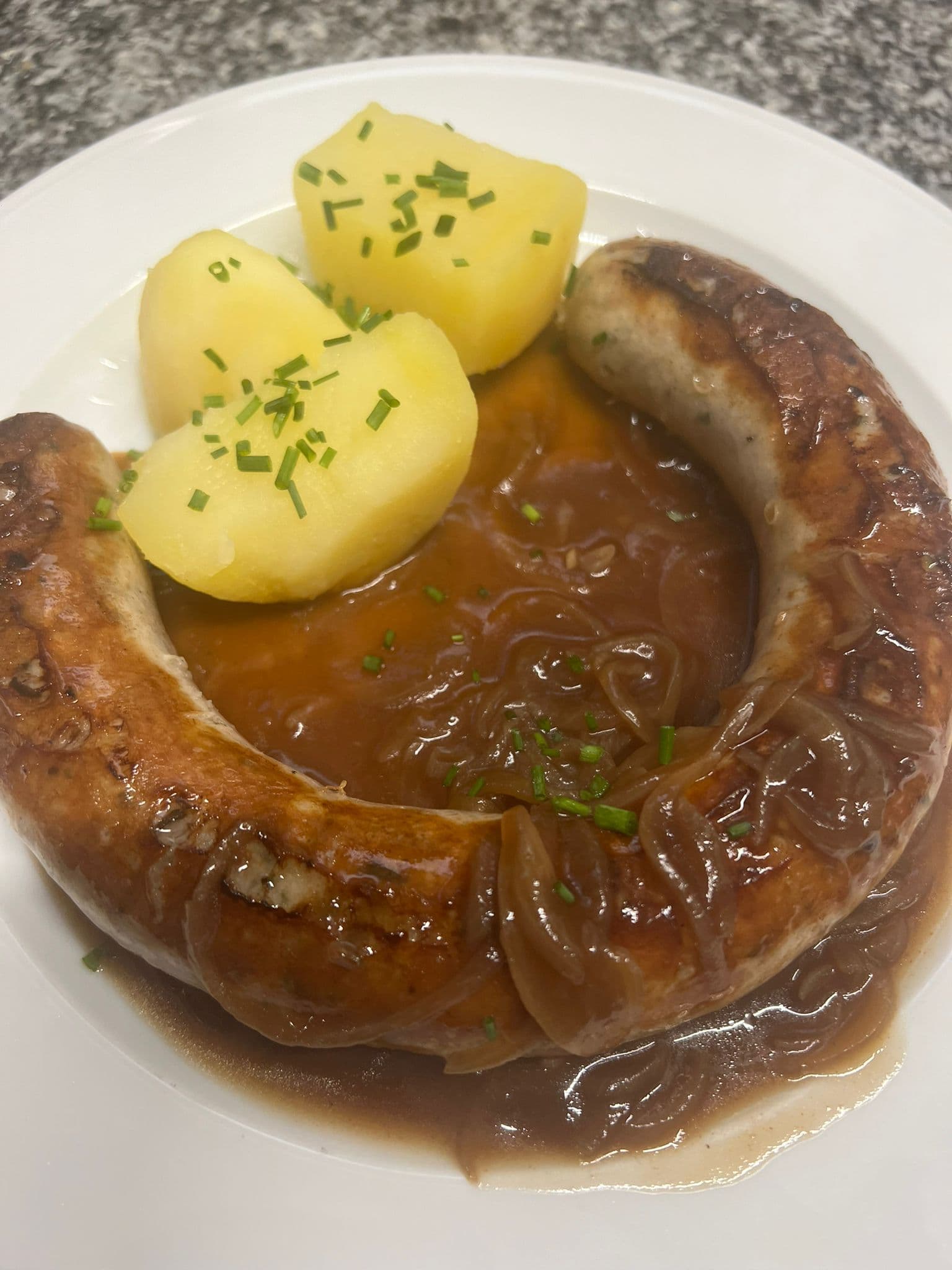 Wurst an Sauce mit Salzkartoffeln