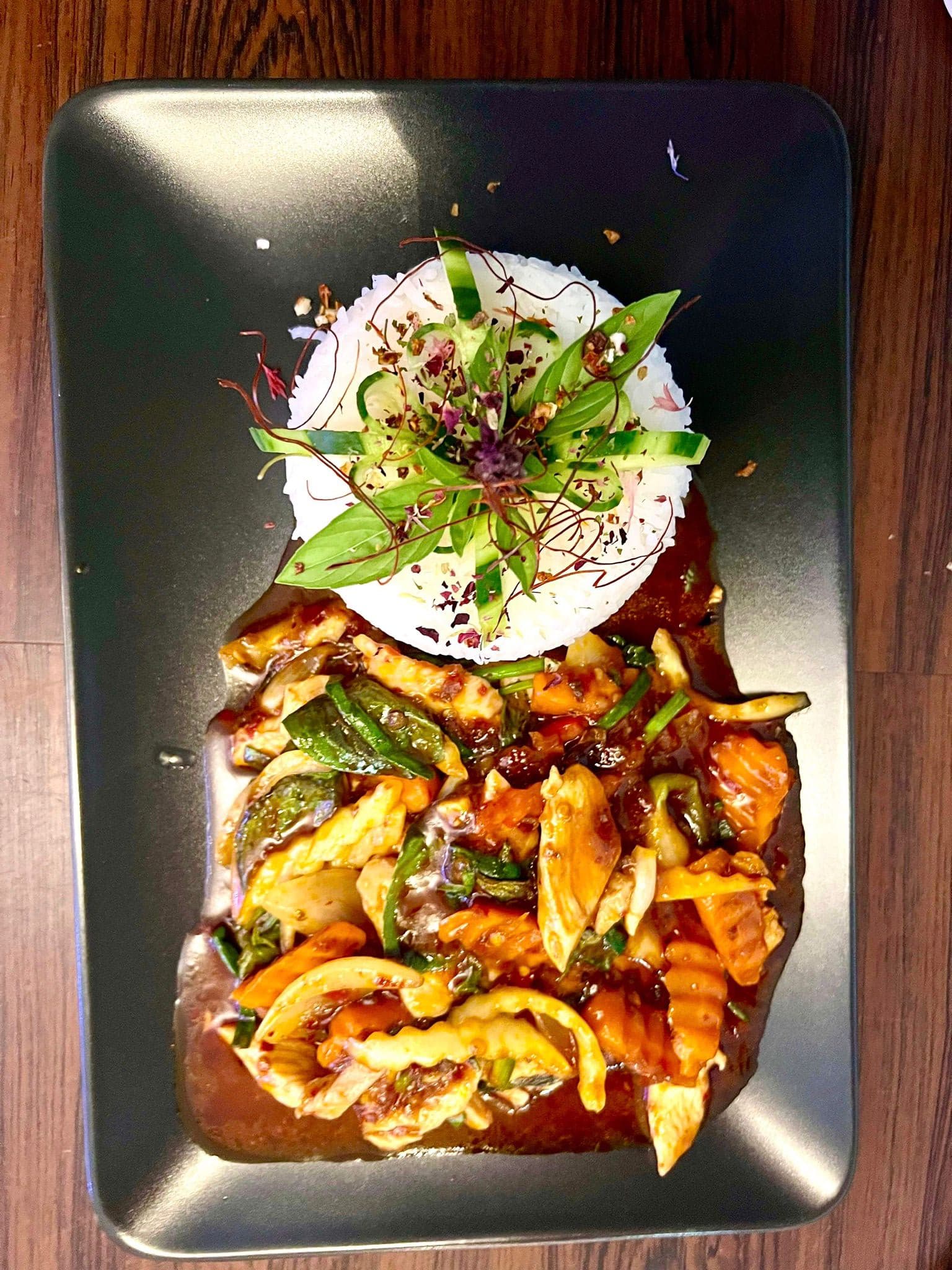 Scharfes Thai-Wokgericht mit Poulet und Reis