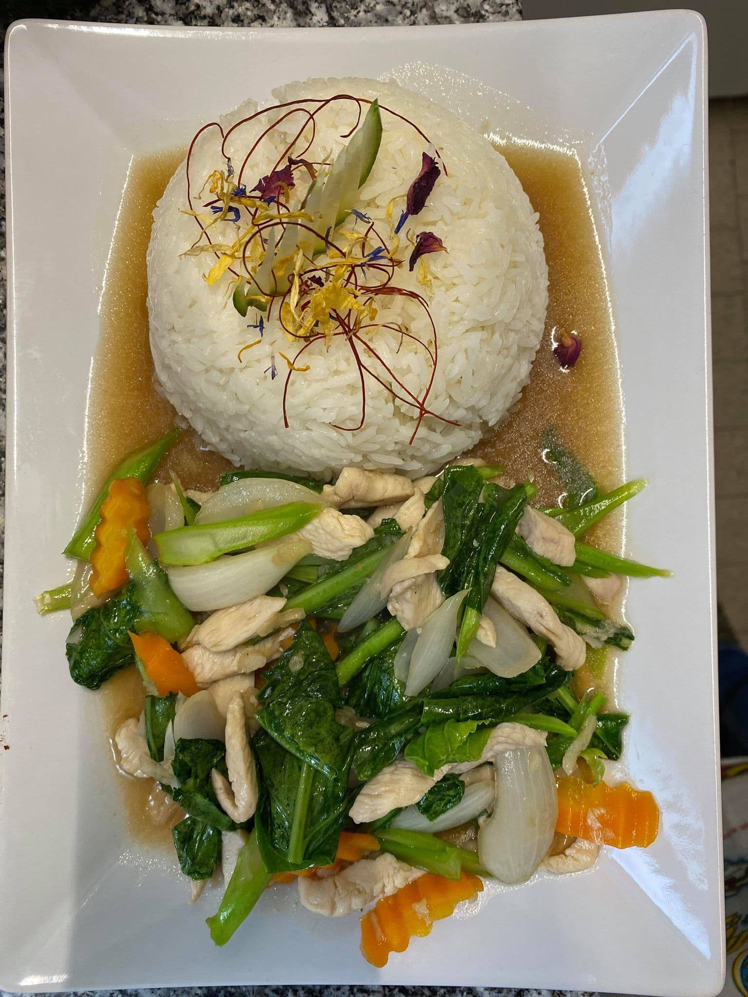 Frisches Wokgemüse mit Poulet und Reis