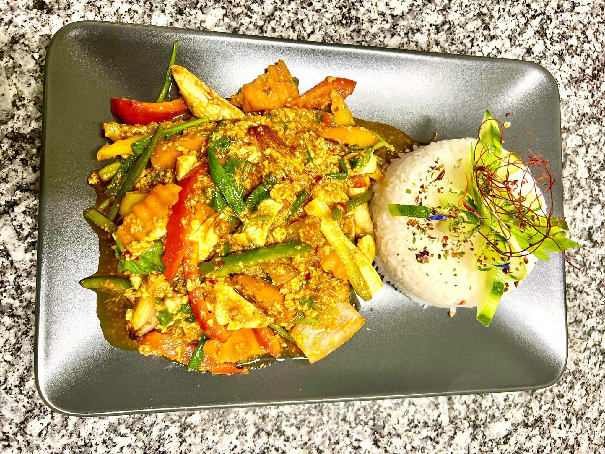Thai-Wokgericht mit Gemüse und Reis