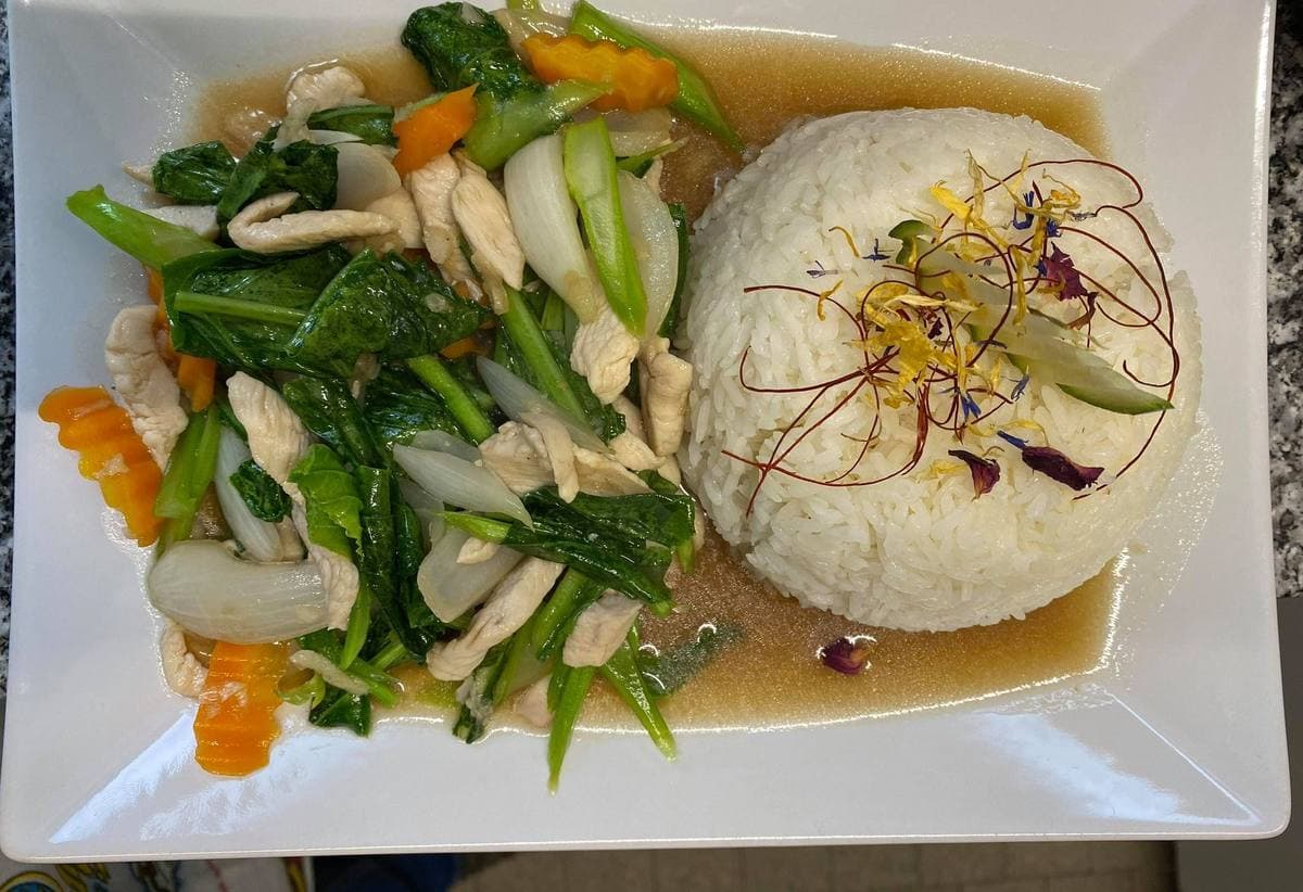 Asiatisches Thai-Gericht mit Poulet, Gemüse und Reis