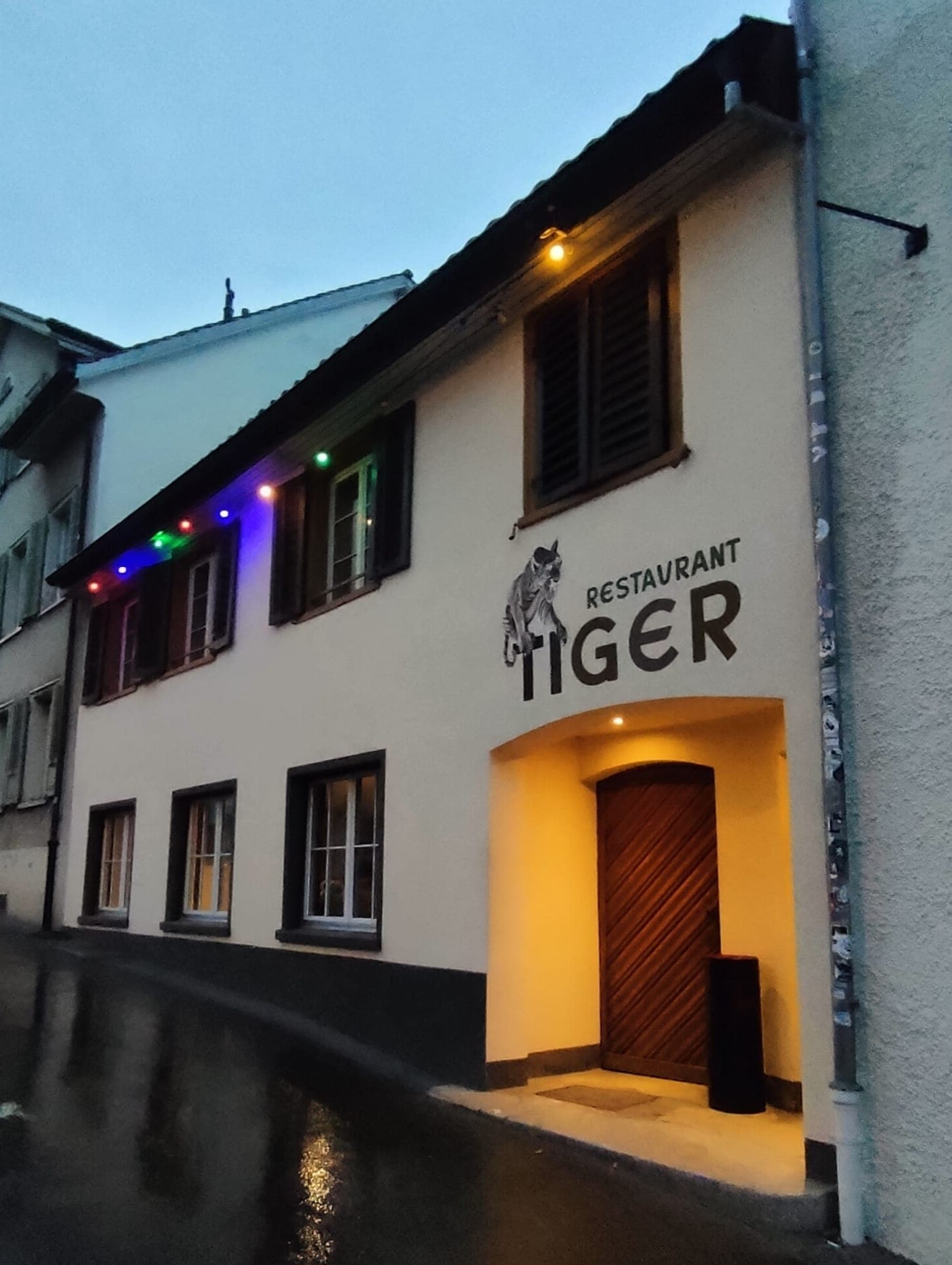 Restaurant Tiger bei Nacht mit beleuchteter Fassade