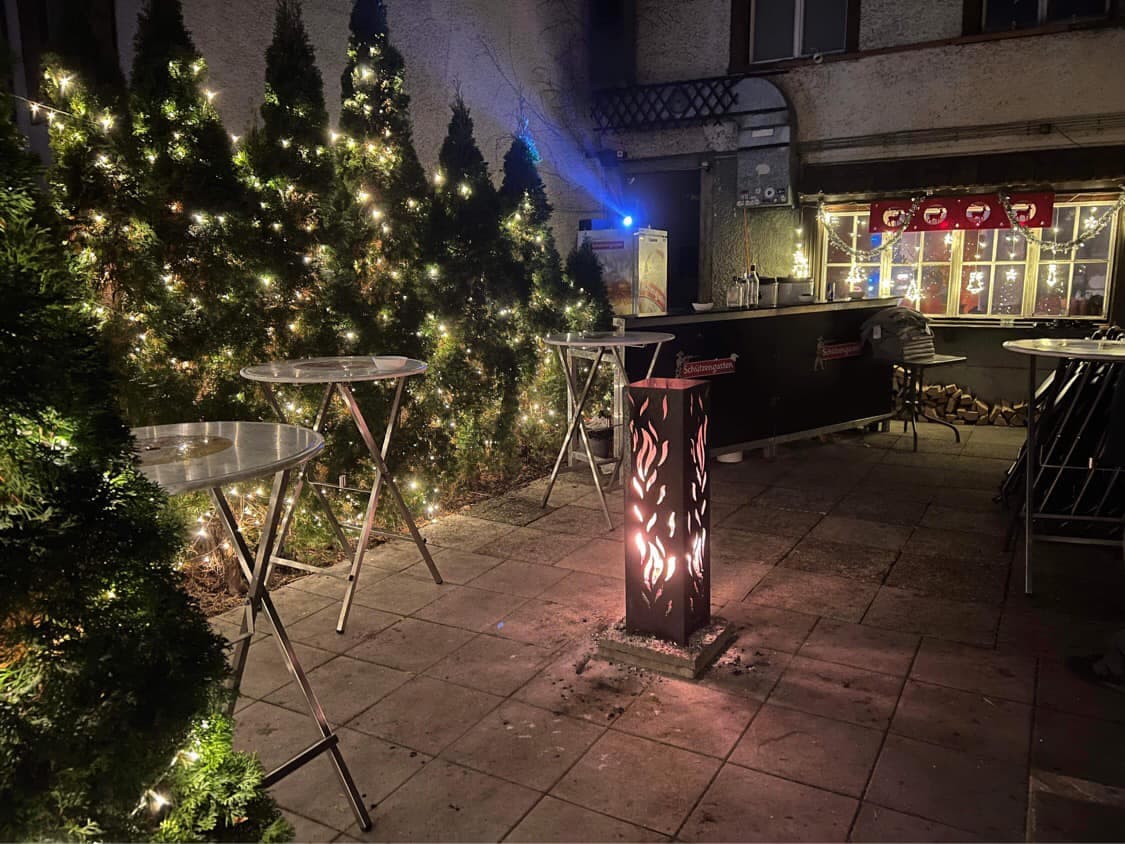 Terrasse mit Weihnachtsbeleuchtung vor dem Tiger