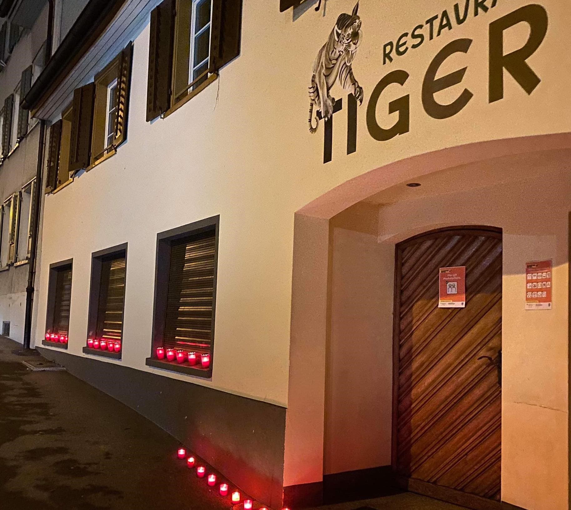 Beleuchteter Eingang vom Restaurant Tiger