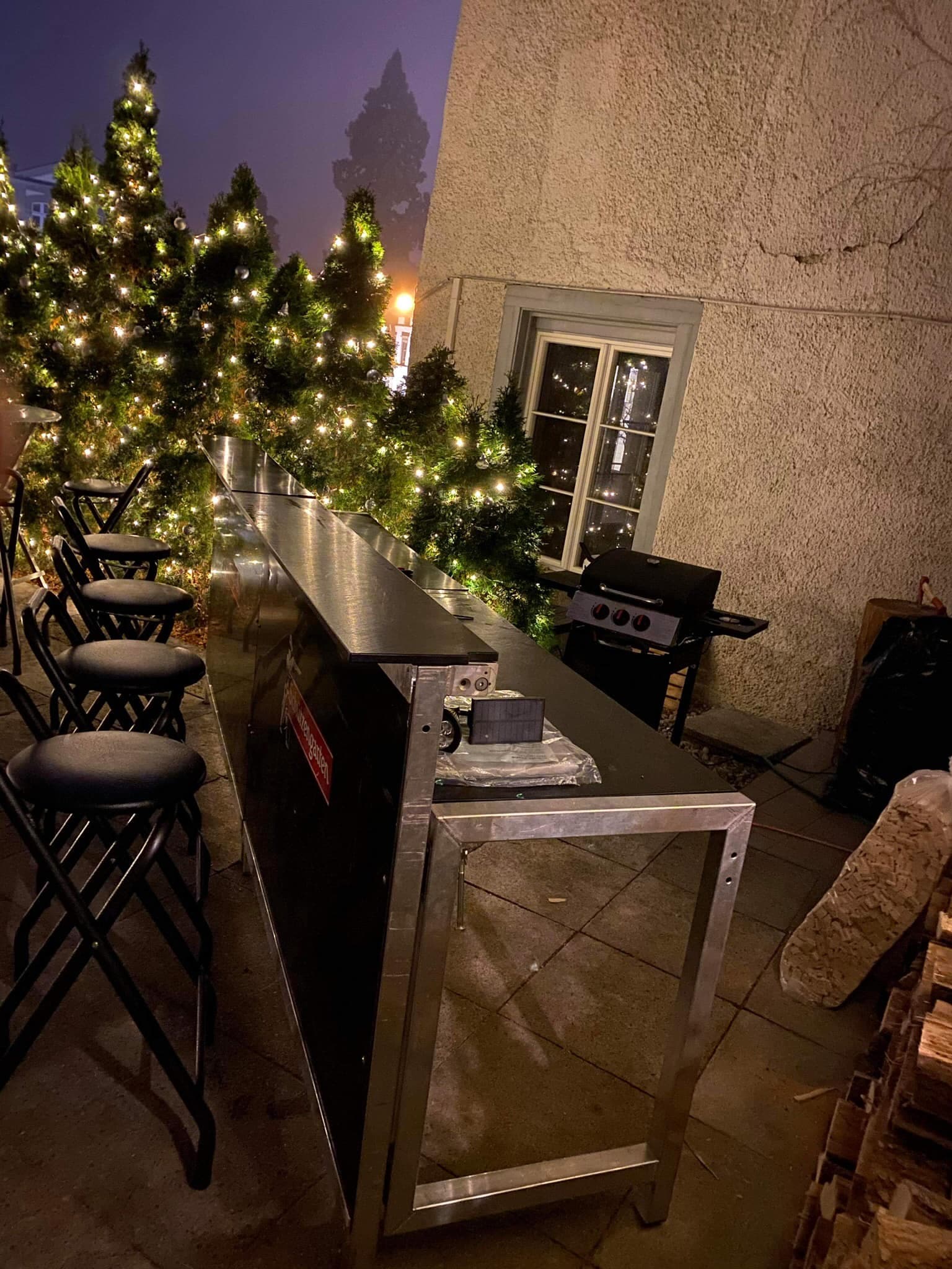 Aussenbar mit Tannenzweigen und Lichterketten