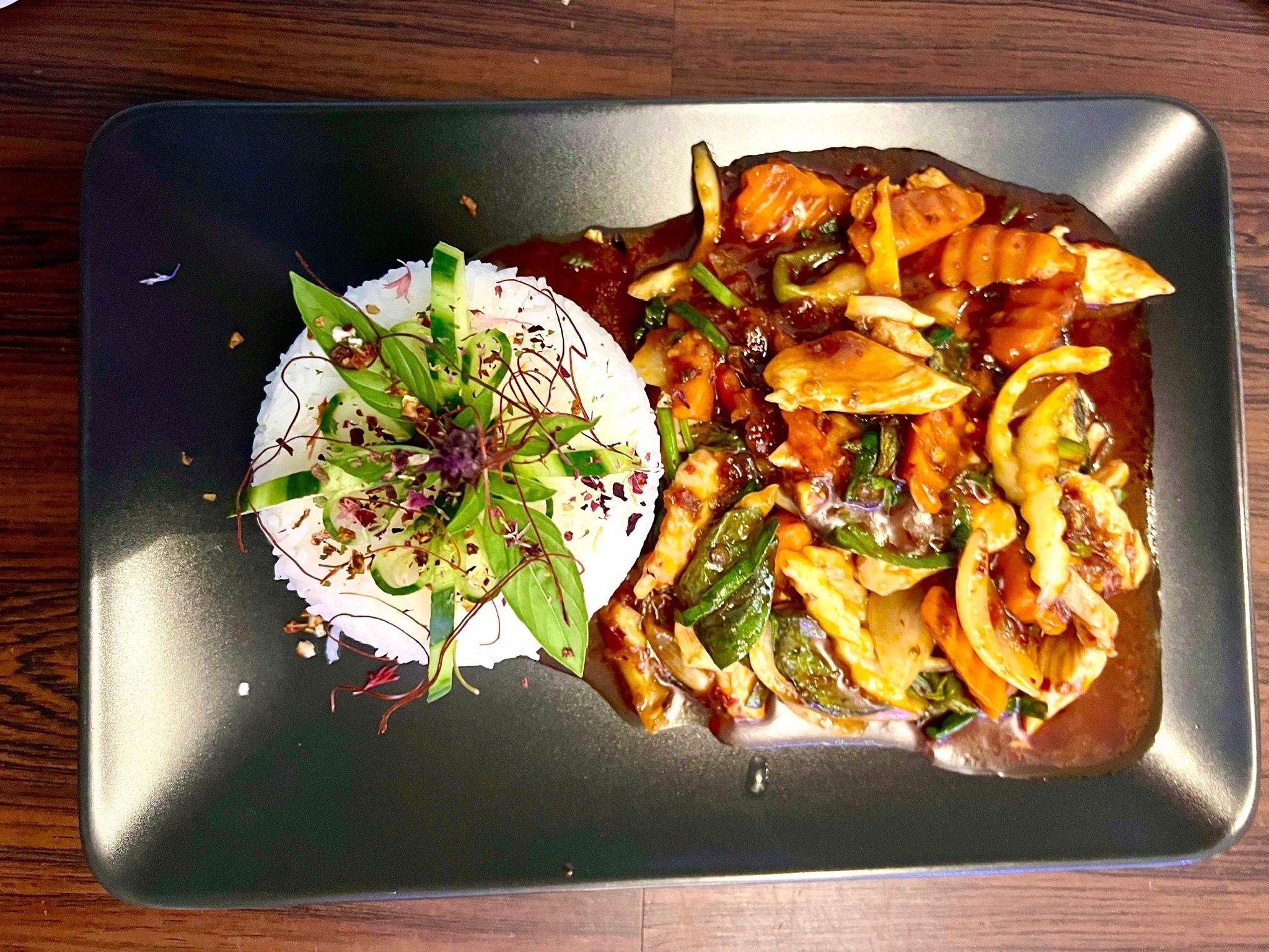 Scharfes Thai-Wokgericht mit Poulet und Reis